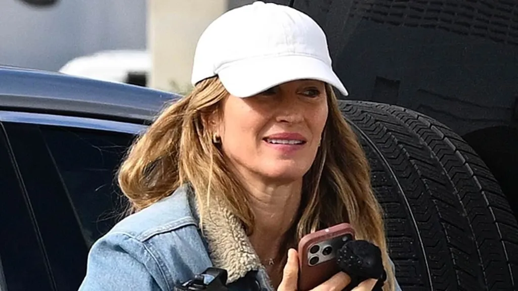 Gisele Bundchen flaunts figure in tight leggings after Tom Brady snub