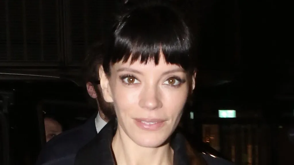 Lily Allen leaves fans out in the cold at stage door