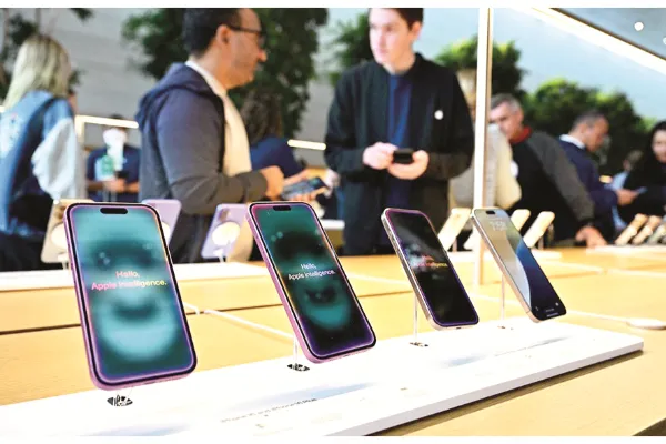 Apple narrowly beats estimates with iPhone