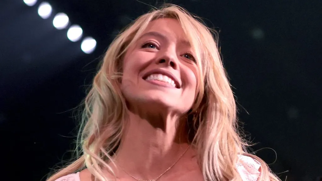 Sydney Sweeney throws underwear from her Syrn line at Stagecoach