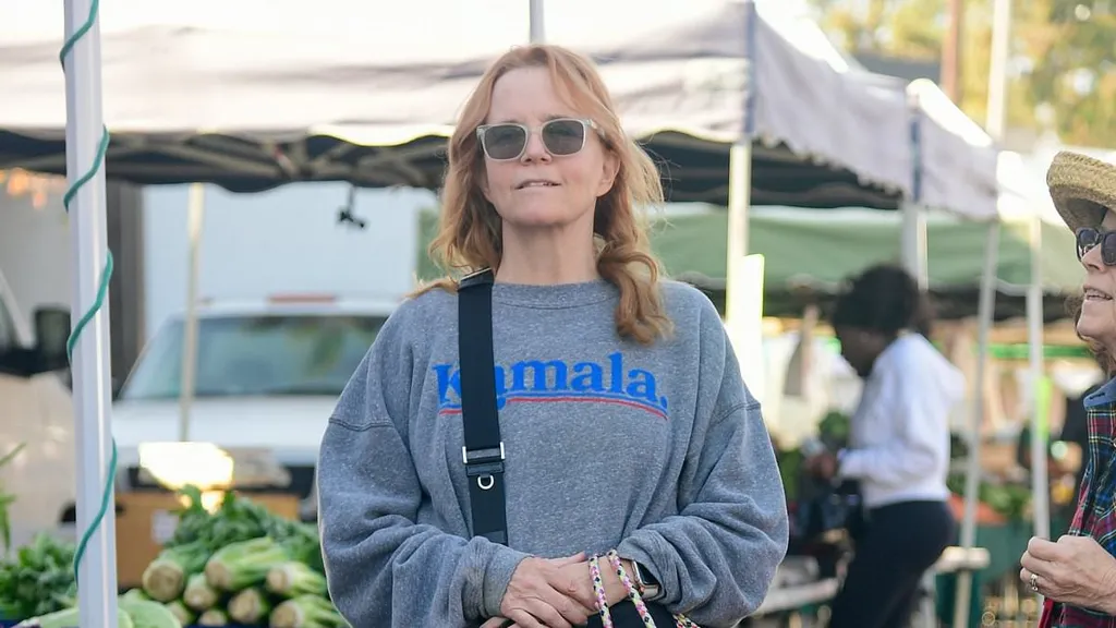 Lea Thompson, 63, proves she doesn't age during rare sighting