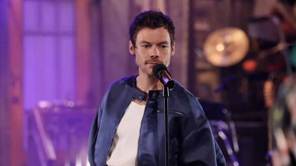 Harry Styles jokes about queerbaiting on 'SNL,' kisses Ben Marshall