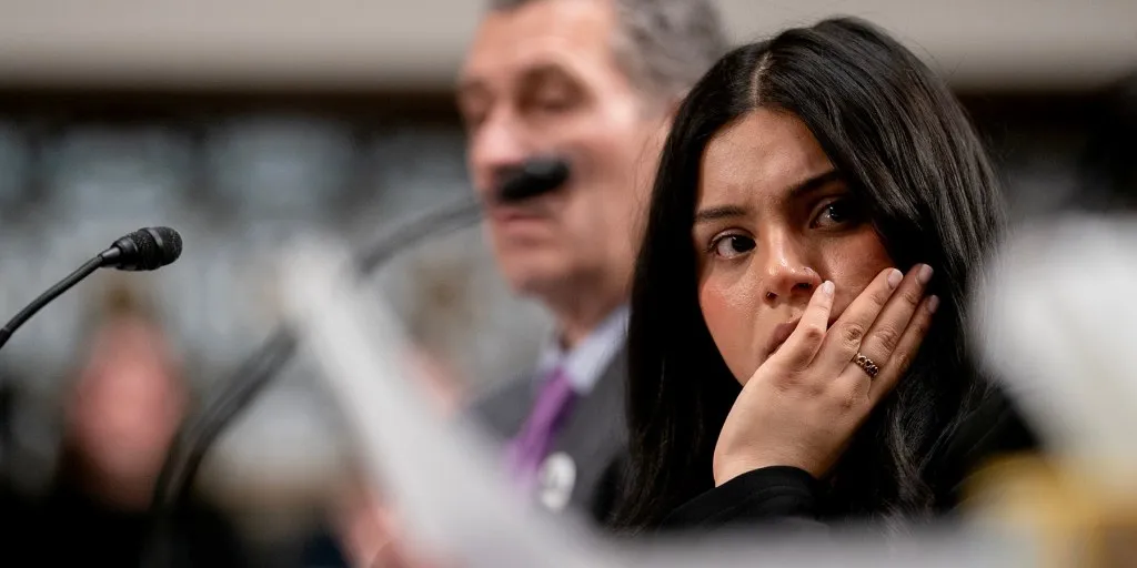 Border Patrol agent's texts after he shot a Chicago woman five times will be released, judge rules