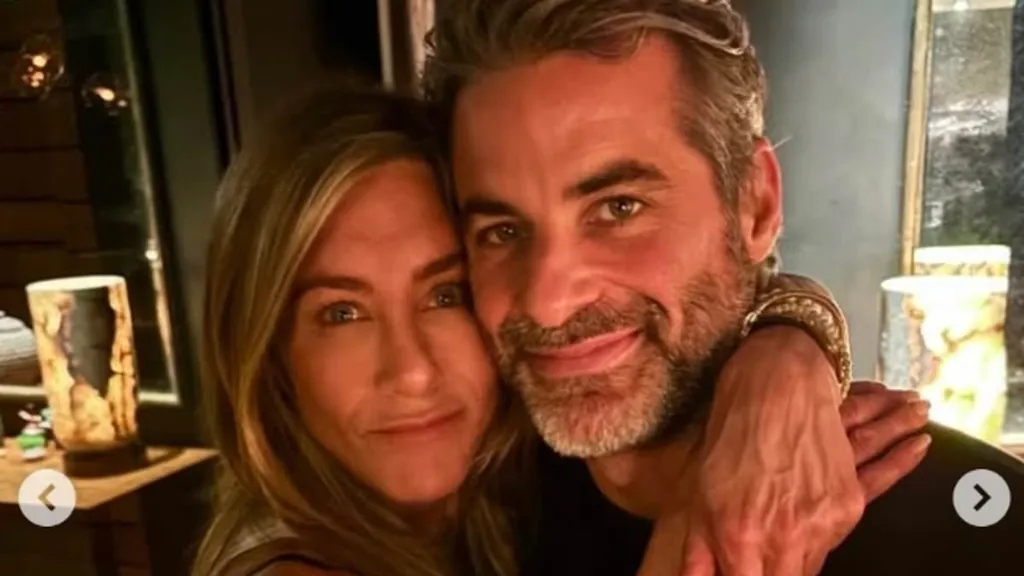 Jennifer Aniston and boyfriend Jim Curtis snuggle-up in selfie