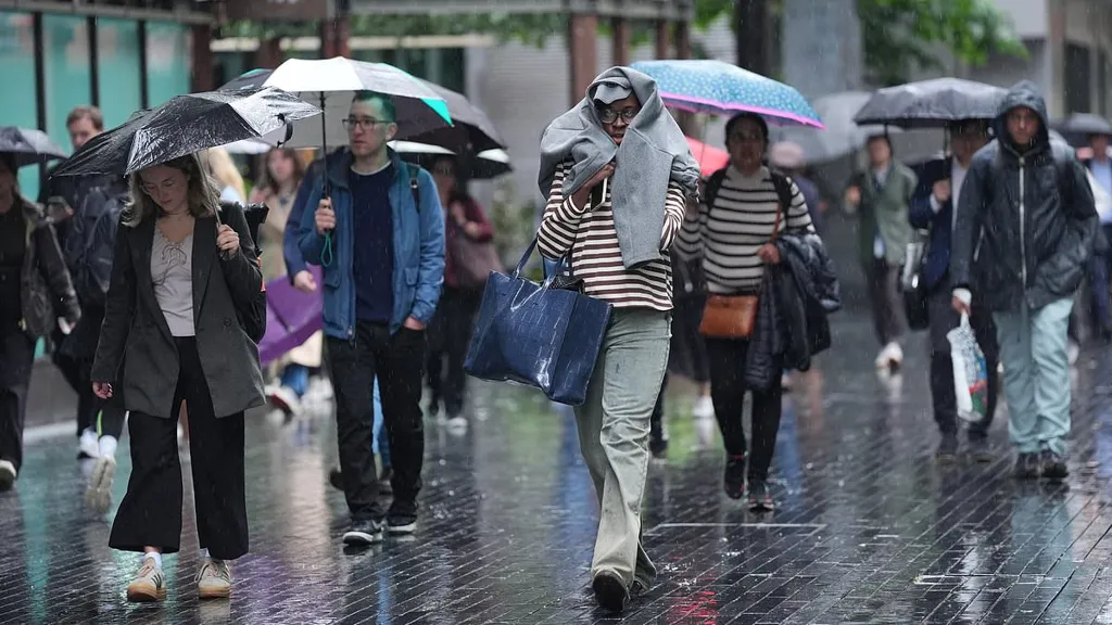 Met Office issues THUNDERSTORM warning as maps show areas facing flood