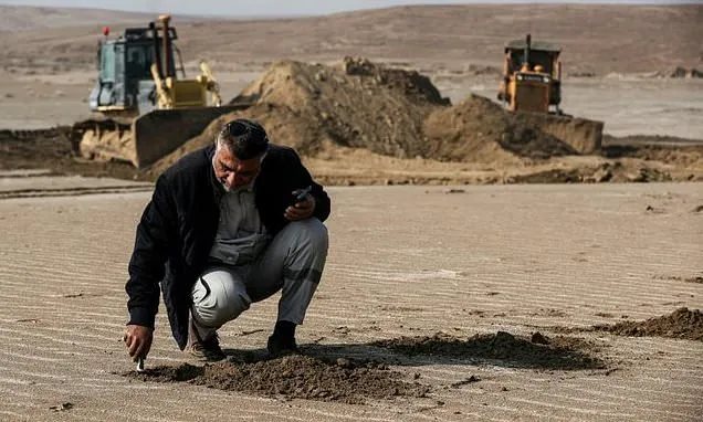 Iraqis cover soil with clay to curb sandstorms