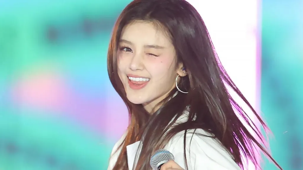 Danielle Marsh Calls NewJeans Members 'Family,' Vows Following 'Dreams' In Fan Letter