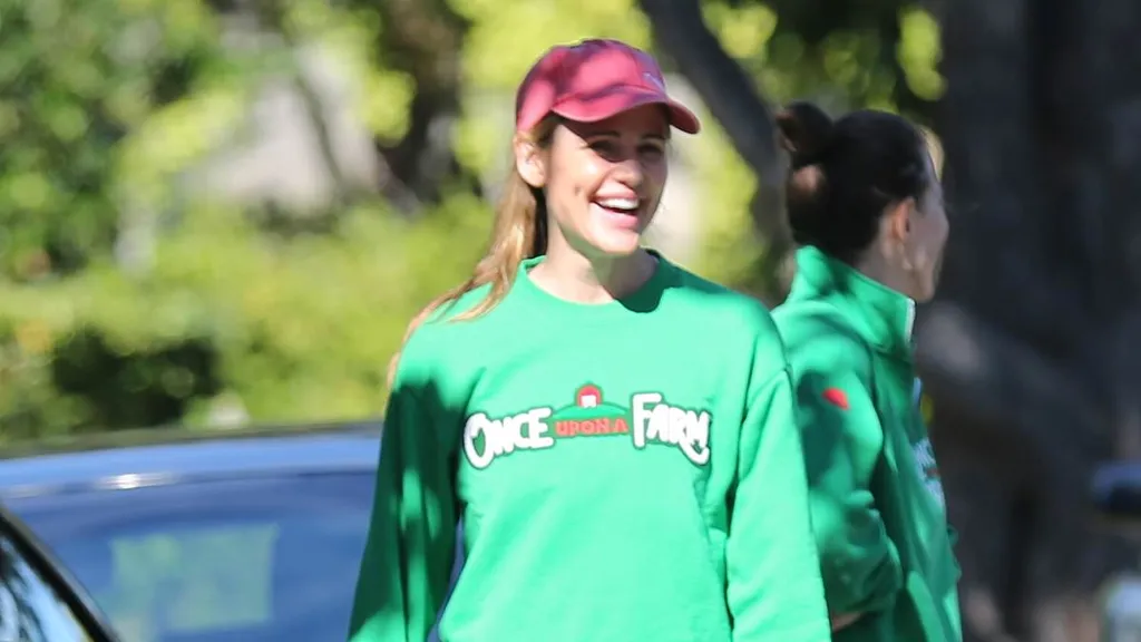 Jennifer Garner shows off her philanthropic side by delivering meals