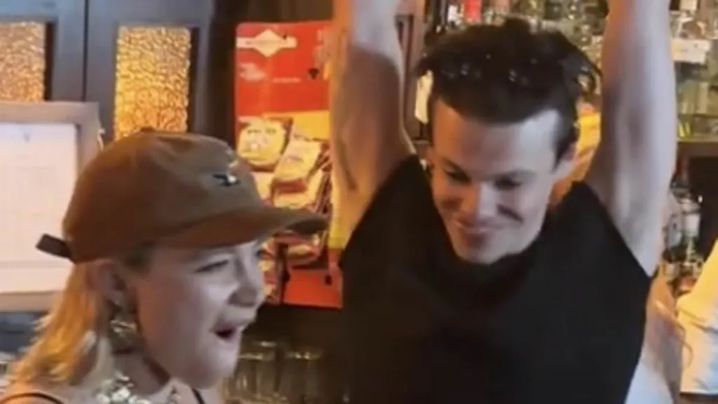 Florence Pugh and Yungblud pour pints together in London