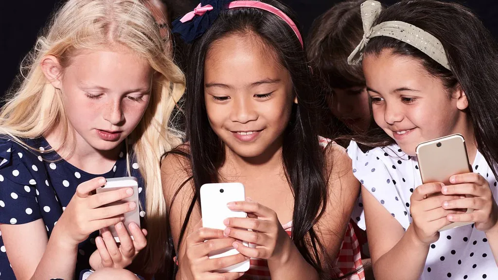 EE urges parents not to buy smartphones for children under 11