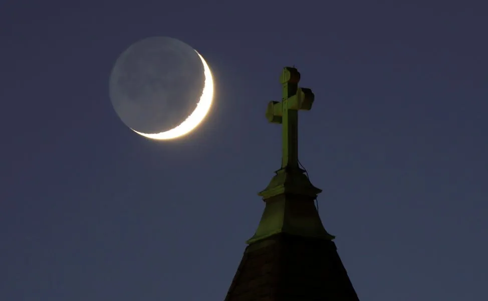 Don't Miss A Gorgeous Crescent Moon With Mars After Sunset This Week