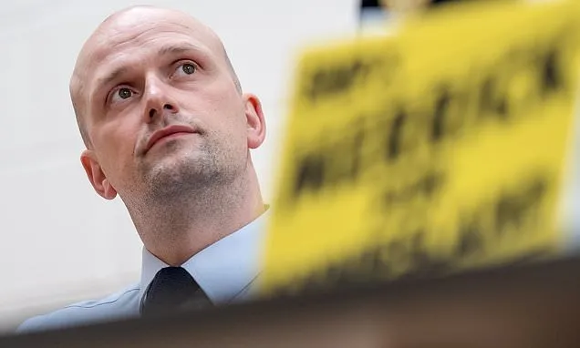 Starmer should resign for 'shameful role´ in appointment of...