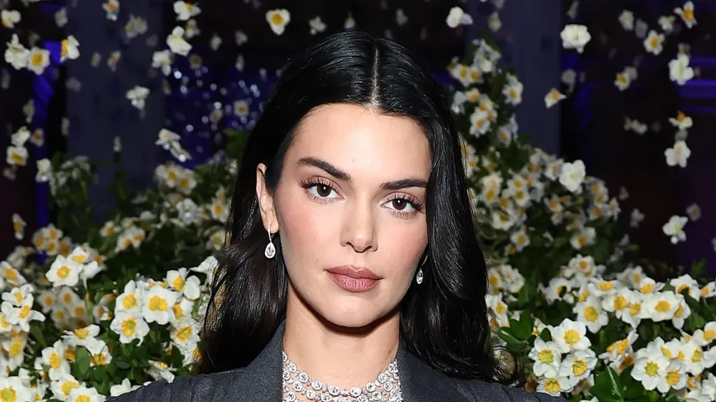 Kendall Jenner pulls down leggings in RACY snap after ex's flirty move