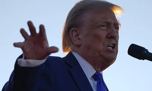 Trump kicks off a Pennsylvania rally by talking about Arnold...