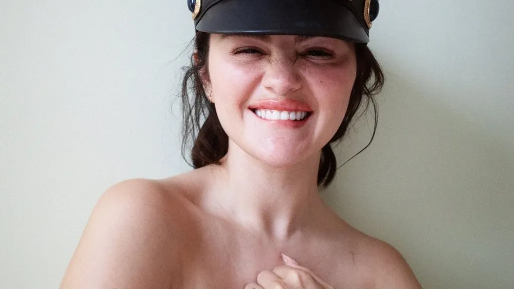 Selena Gomez flashes the flesh as she goes naked under a blanket