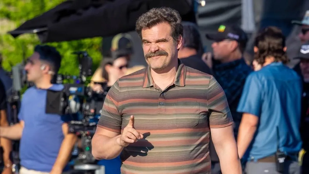 David Harbour shows off 'dad bod' on set of new HBO show