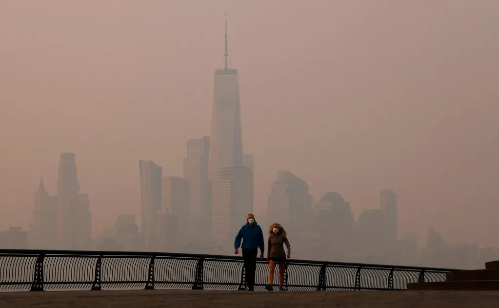 Maps show worst air quality in US as warnings issued for children