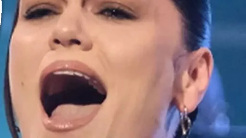 Jessie J discusses breast cancer battle on Jools Holland's Hootenanny