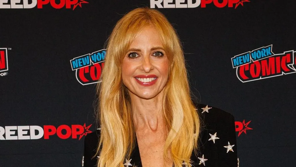 Sarah Michelle Gellar stuns in black bra and miniskirt at NY Comic Con