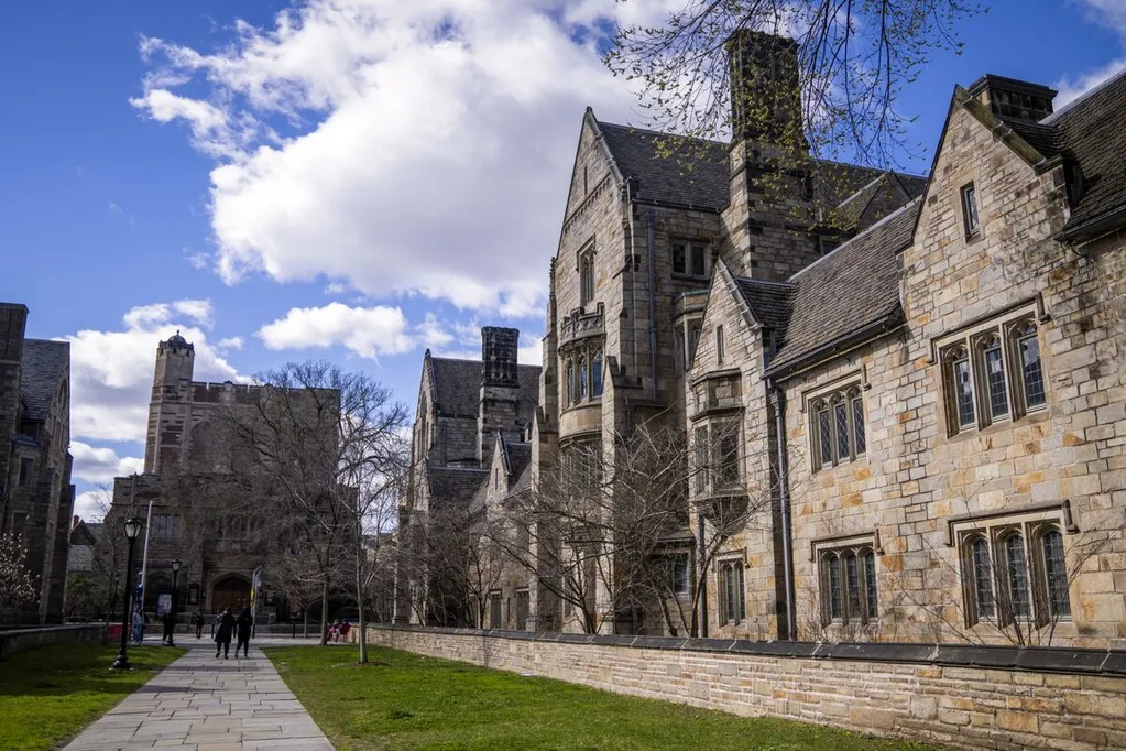 Yale Committee Backs Curbing Legacy Admissions, Laptops in Class