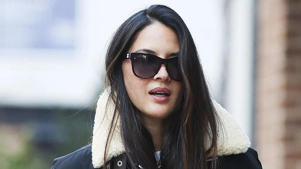 Olivia Munn and John Mulaney grab burgers after Christmas with kids