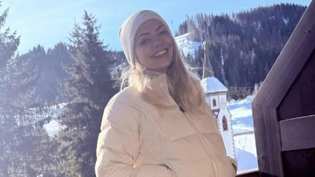 Holly Willoughby goes makeup free on relaxing 'self care' trip