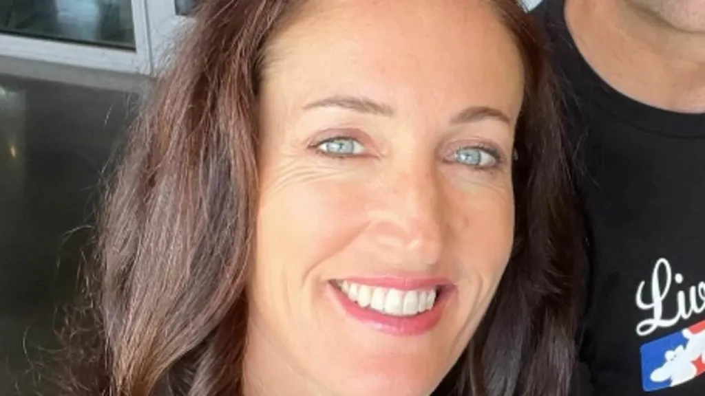 Woman cheering on marathon runners attacked by furious OTTER