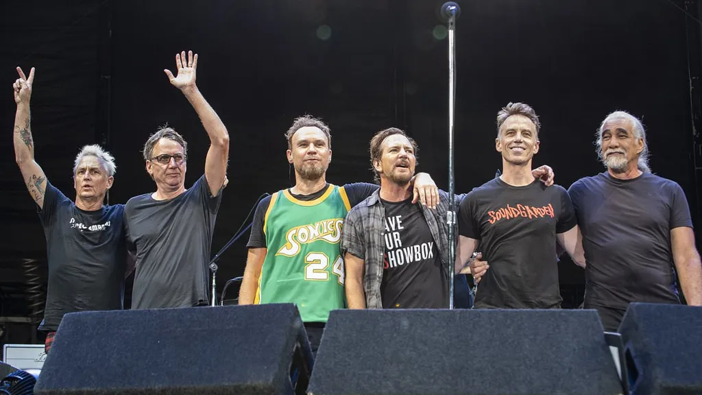 Iconic 90s rock band shock fans as they reveal member is leaving