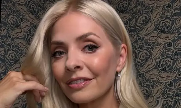 Holly Willoughby enjoys lunch with 'her girls'
