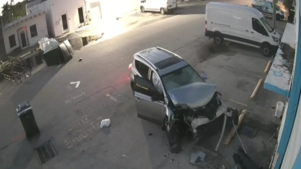 SUV crashes into Oakland Park business, causing extensive damage - WSVN 7News | Miami News, Weather, Sports | Fort Lauderdale