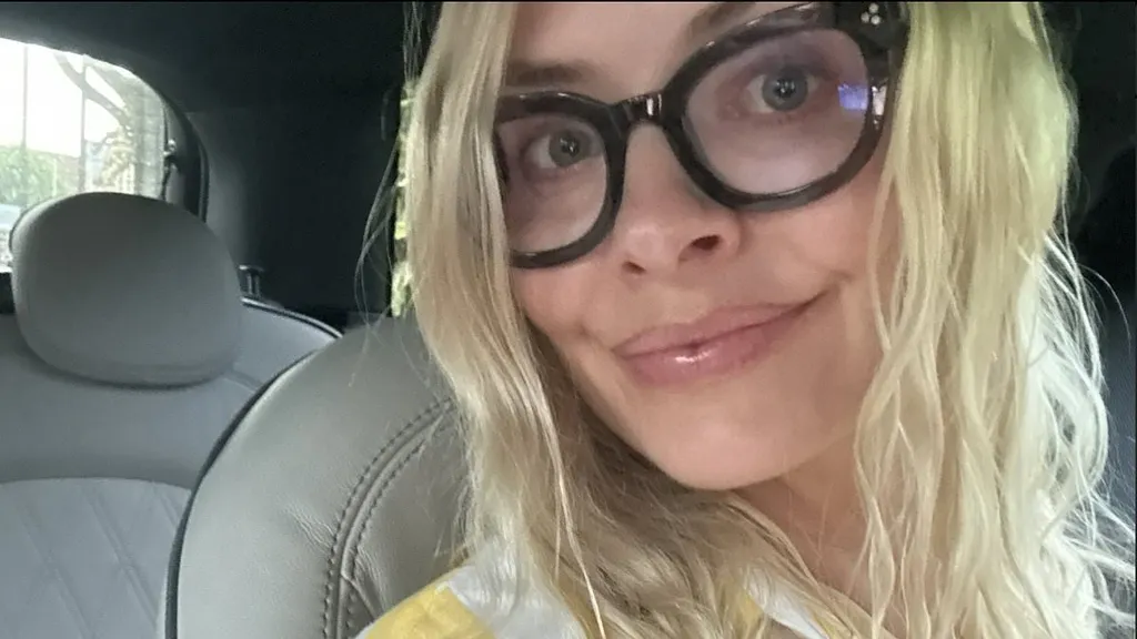 Holly Willoughby shows off her new look with glasses in car selfie