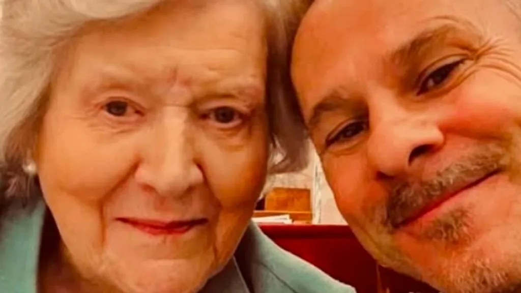 Ex co-stars of iconic TV series reunite and share selfie