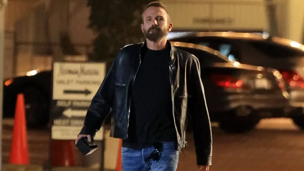 Ben Affleck serves as the third wheel during dinner date