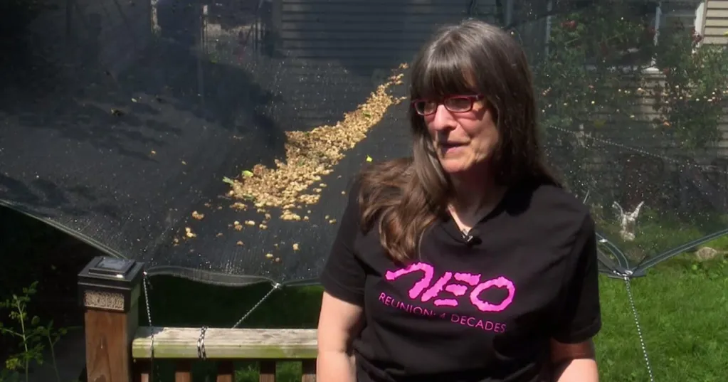 Chicago woman is fit to be tied with rotting berries falling from neighbors' tree
