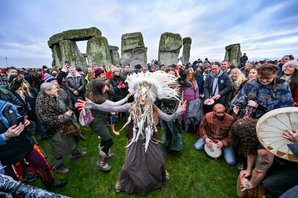 Winter solstice draws thousands to Stonehenge stone circle