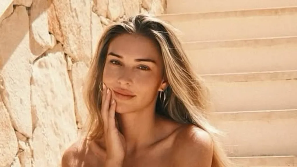 Zara McDermott shows off her curves in a pink bikini on Greek getaway