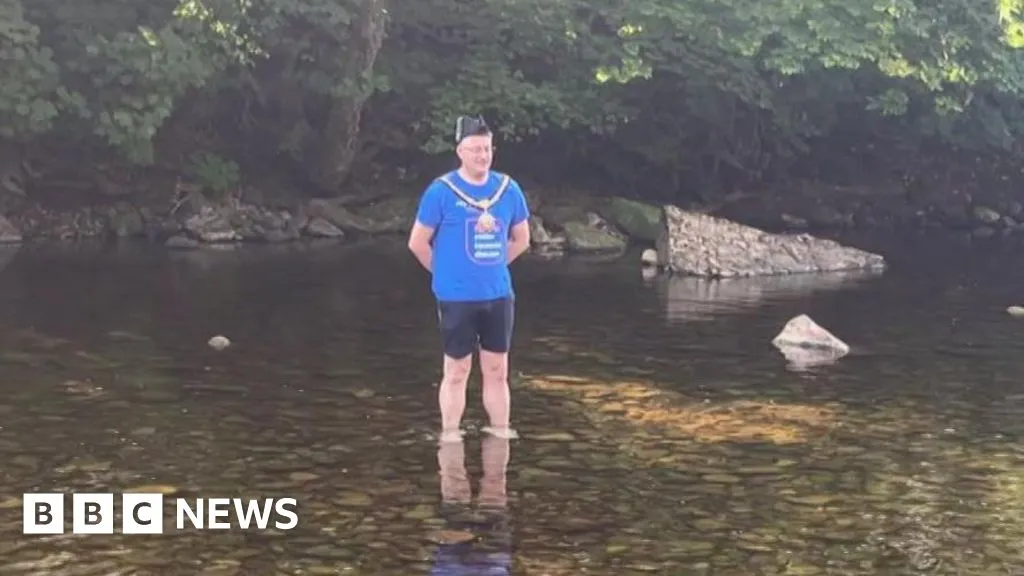 Hundreds take part in ancient Richmond Boundary Walk