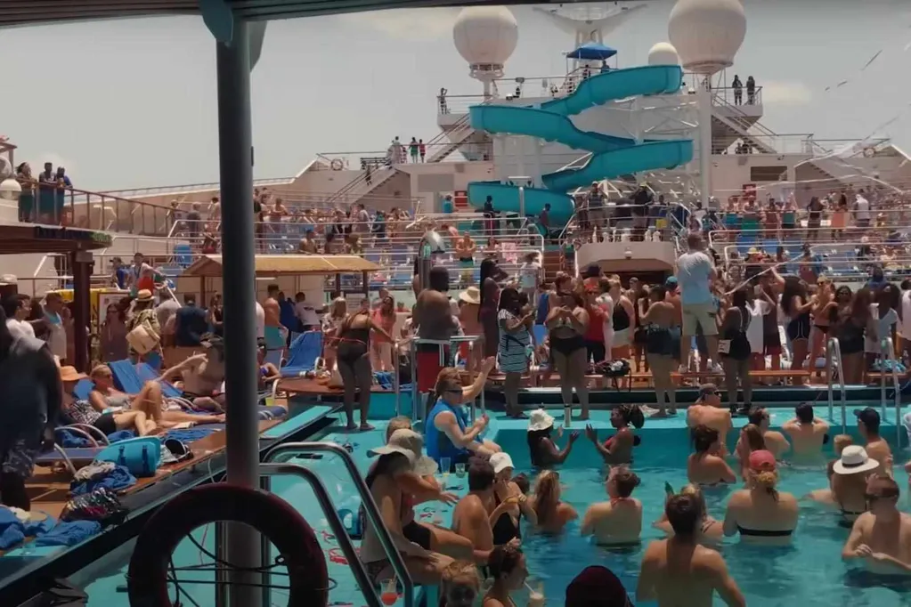 'Poop Cruise' Passengers Relive Infamous Trip 12 Years Later  --  From Going 'Number 2' in Bags to Sewage Spills