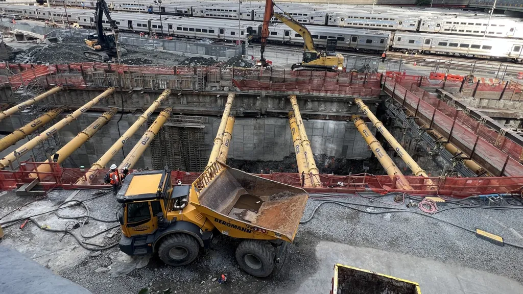 U.S. judge unfreezes funding for $16 billion New York City tunnel project