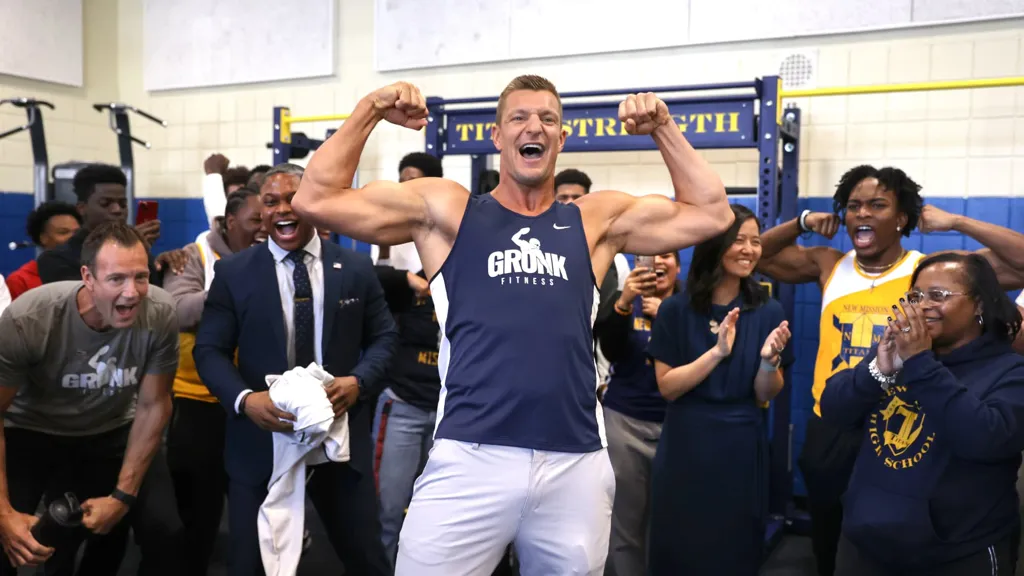 Rob Gronkowski scored big with a $69,000 bet on Apple stock -- how his strategy mirrors Warren Buffett's
