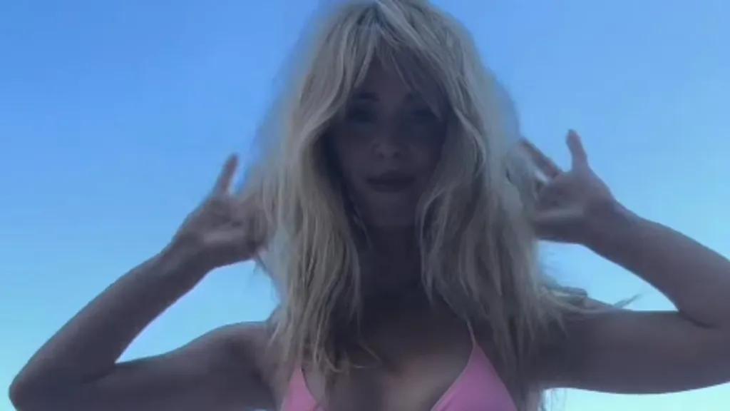 Diana Vickers flaunts her jaw-dropping figure in a skimpy pink bikini