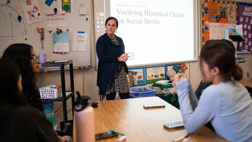 The Class Where 'Screenagers' Train to Navigate Social Media and A.I.