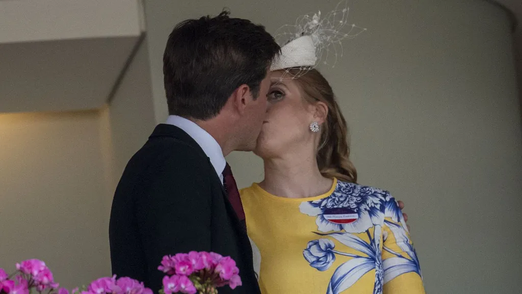 Princess Beatrice shares kiss with husband Edoardo at Royal Ascot