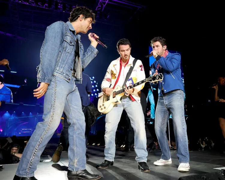 Jonas Brothers Welcome Surprise Guests, Fans Into The Family On Each Tour Stop