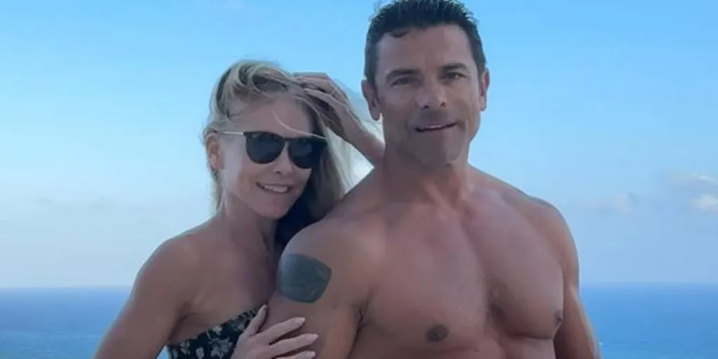 Kelly Ripa says she has a secret signal that tells Mark Consuelos she's not in the mood