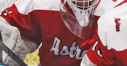 Pinkerton responds, skates past Londonderry
