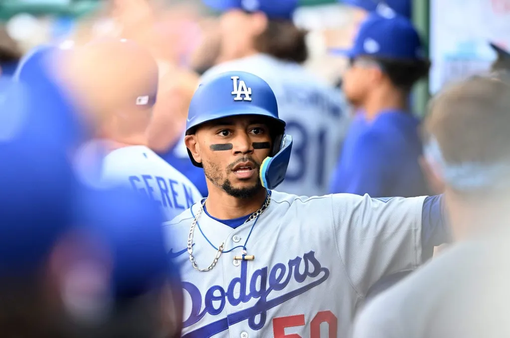 Dodgers to place Mookie Betts on 10-day IL with right oblique strain
