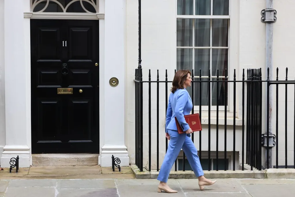 Reeves to Lose £3 Billion of Fiscal Buffer Amid Gilts Selloff