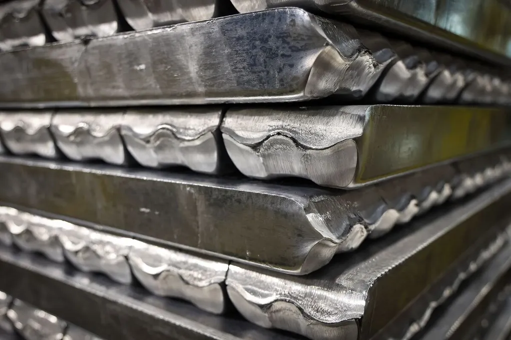 Aluminum Falls More Than 8% on LME, Biggest Drop Since 2018