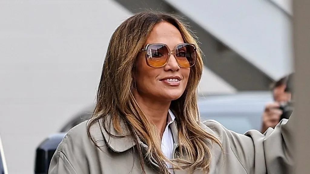 Jennifer Lopez shakes off Ben Affleck's cozy Thanksgiving with Garner